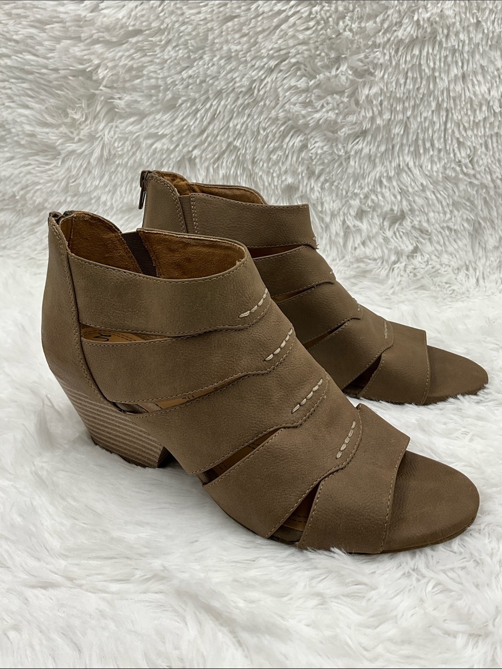 Natural Soul Wedges Size 9.5 Tan Strappy Cutout Wedge Sandals